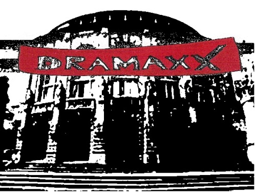 Das Freiburger Theater mit dem Logo einer Multiplex-Theater-Kette